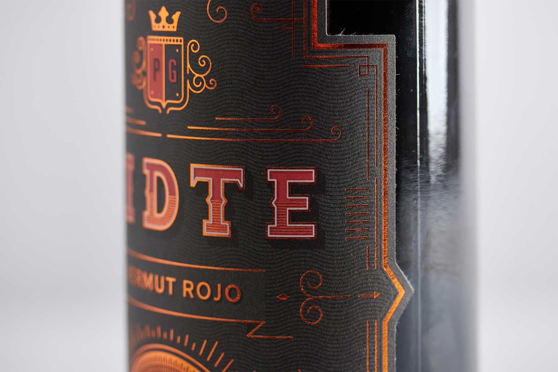 Diseño de etiquetas para familia de vermut (vermouth) rojo y blanco