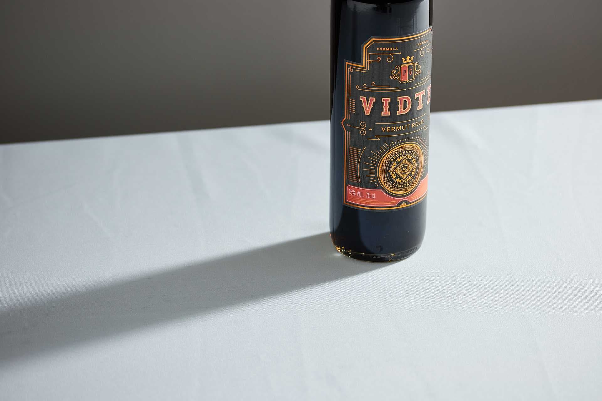 Diseño de etiquetas para familia de vermut (vermouth) rojo y blanco