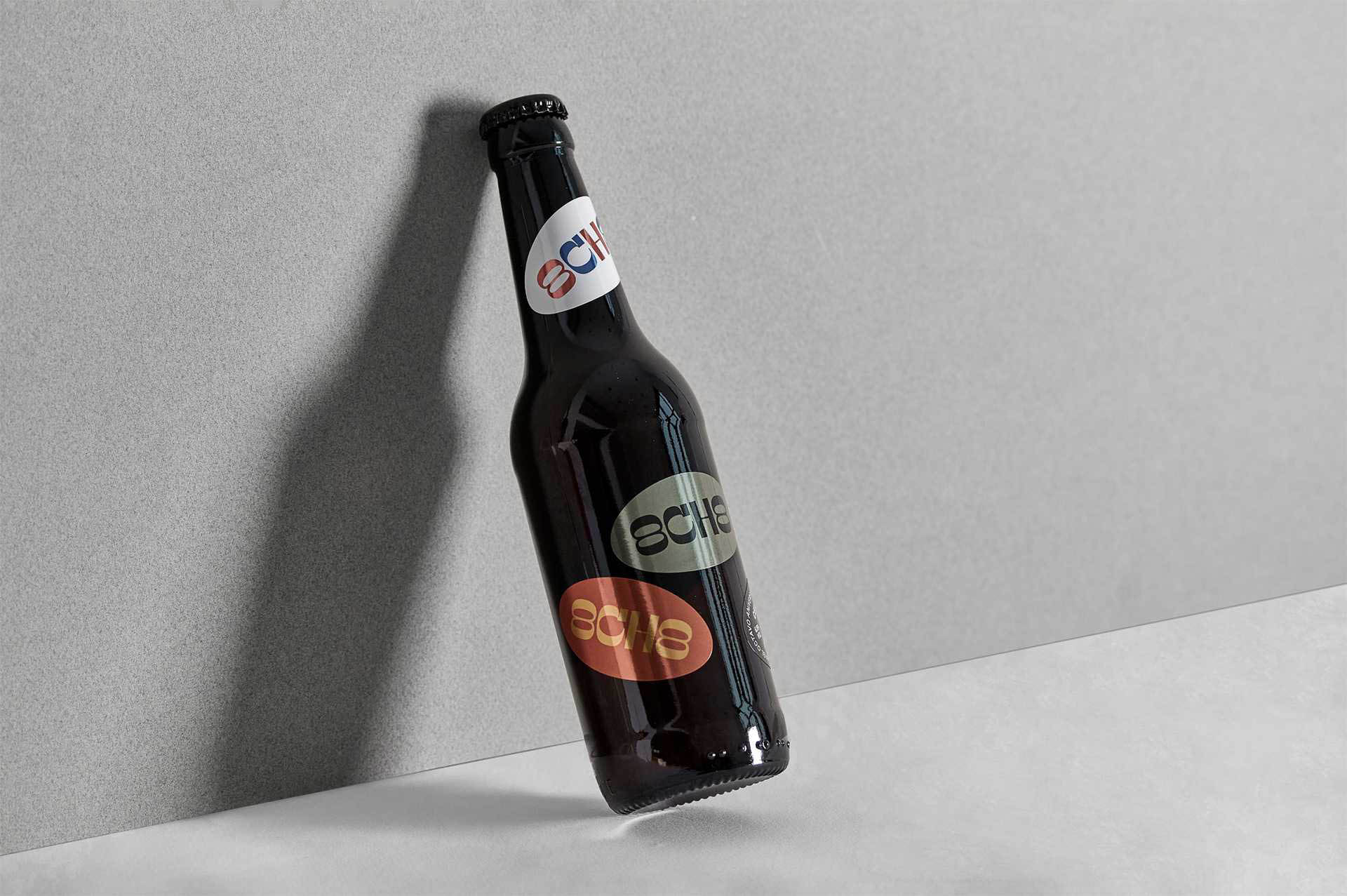 Diseño de packaging para cerveza conmemorativa del octavo aniversario de Brandsummit. 8CH8