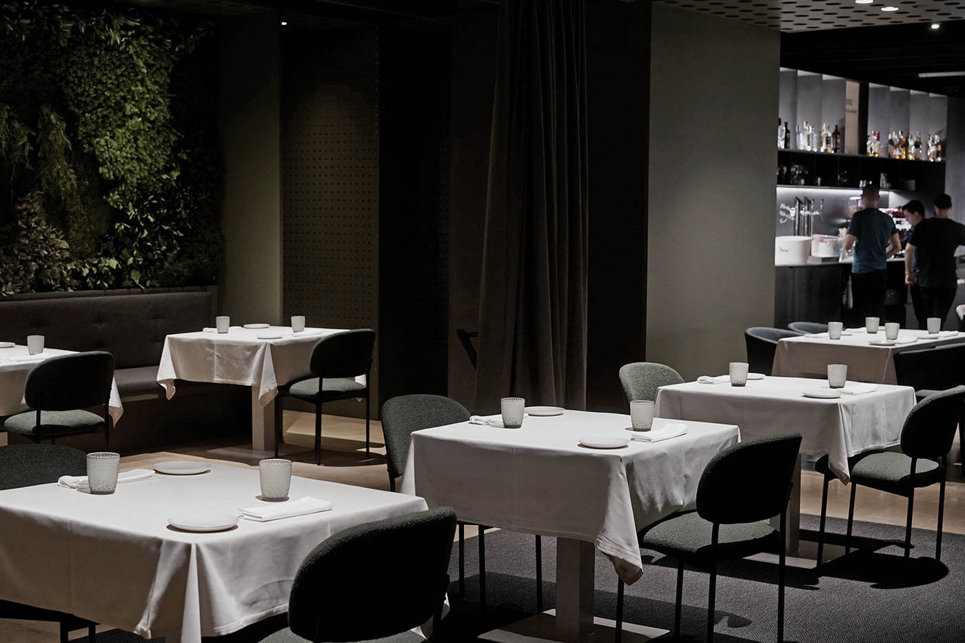 Diseño de branding digital e interior para restaurante Habitual de Ricard Camarena