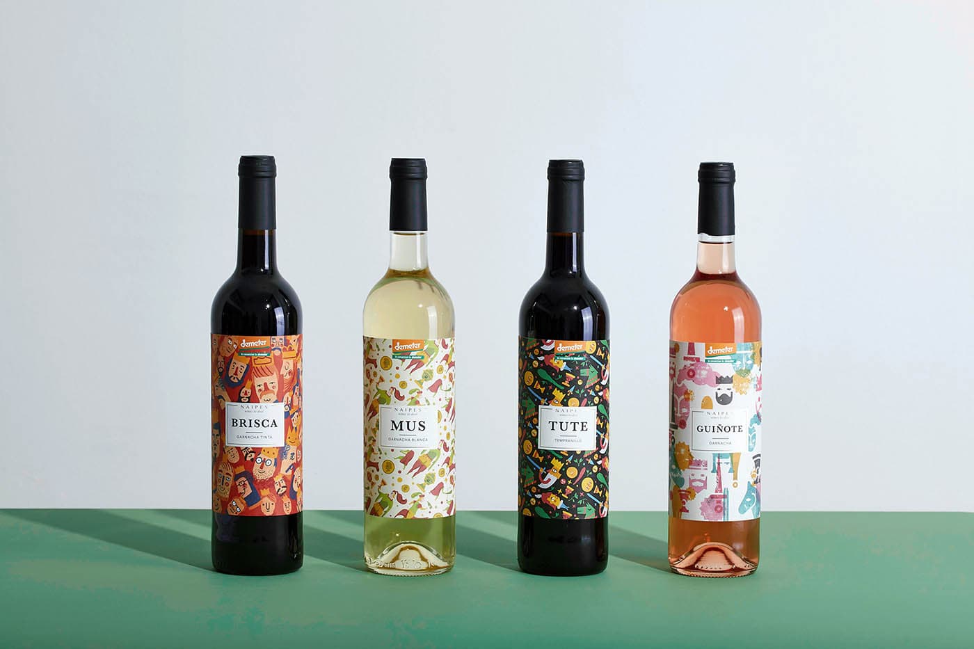 Diseño de packaging (etiquetas) para familia de vinos españoles con ilustraciones basadas en juegos de cartas clásicos