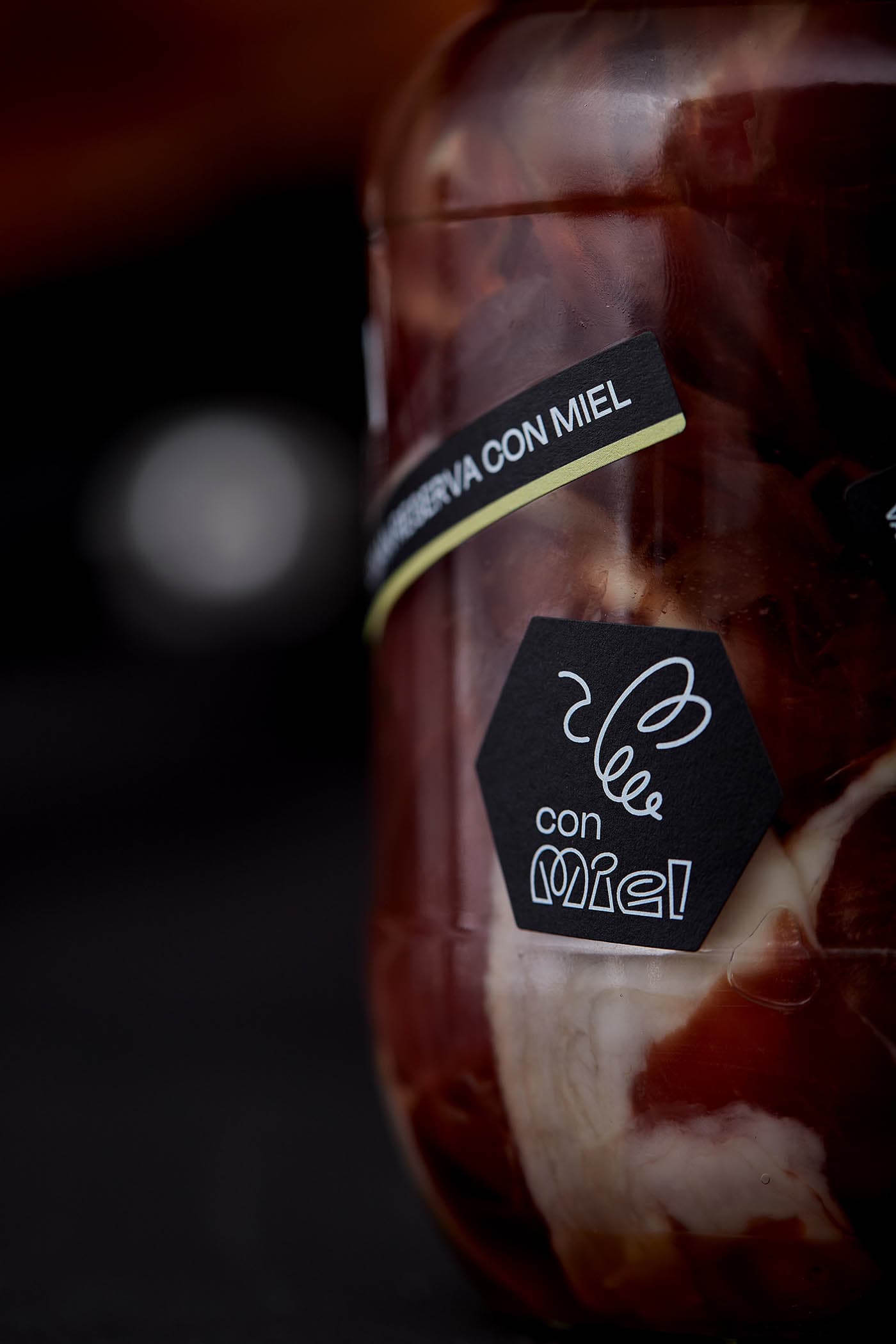 Diseño de branding, packaging y digital, incluido ecommerce, para marca de jamón conservado en aceite